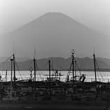 港からの富士山 (銀塩モノクロ)
